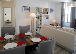 贝尔热拉克莱斯都宫公寓的一间带桌子和沙发的用餐室