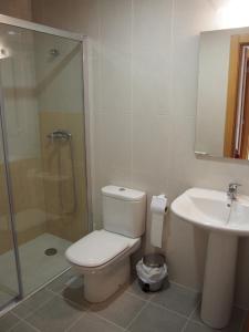 苏维里Albergue Segunda Etapa的浴室配有卫生间、盥洗盆和淋浴。