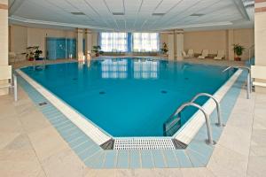 布达佩斯Rubin Wellness & Conference Hotel的在酒店房间的一个大型游泳池