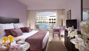 沙姆沙伊赫Jaz Sharks Bay的酒店客房设有一张床和一个阳台。