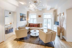 布拉格维诺拉德公寓的客厅配有沙发、椅子和桌子