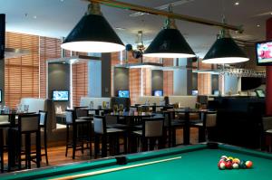 迪拜Montreal Barsha Hotel的配有桌椅的餐厅内的台球桌