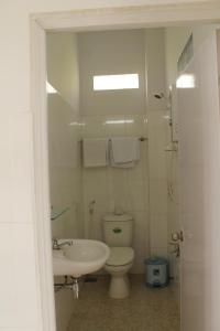 芹苴清化旅馆的一间带卫生间和水槽的浴室