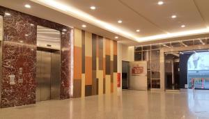 埔里山王大飯店的大堂设有走廊,拥有色彩缤纷的墙壁和柱子
