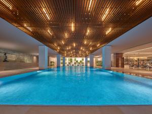 北京诺金酒店的一座带天花板的大型游泳池