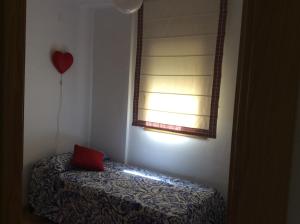 格拉纳达Realejo Star的红色的心脏气球和窗户的房间