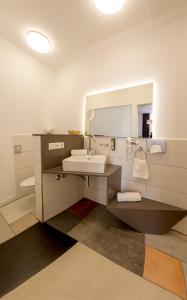 贝恩堡弗斯特耐克酒店的一间带水槽和镜子的浴室