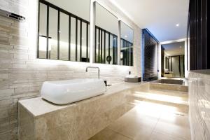 首尔福达酒店的一间带白色浴缸的柜台浴室