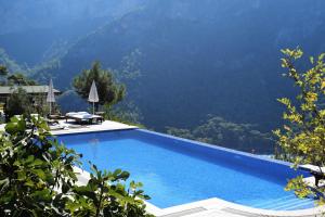 法拉尔雅卡巴克阿瓦隆别墅的山景游泳池