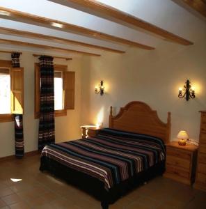 莫雷拉Casa Puritat的卧室配有一张床,墙上有两盏灯