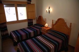 莫雷拉Casa Puritat的两张睡床彼此相邻,位于一个房间里