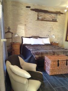 科隆贝莱斯-德埃格利塞莱拉斯田庄之家酒店的一间卧室配有一张床和一把椅子