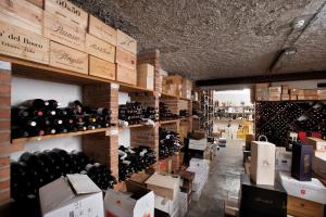 San Giovanni al NatisoneHotel Campiello的一间装满大量葡萄酒的房间