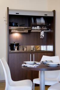 托雷梅利莎哥奇奈拉住宅酒店的一间带桌椅的用餐室和一间厨房