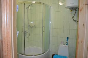 维尔科沃Pelican City的浴室里设有玻璃门淋浴
