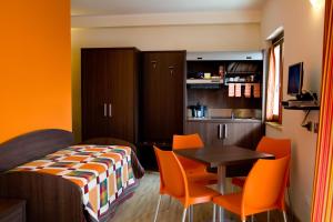 托雷梅利莎哥奇奈拉住宅酒店的配有一张床和一张桌子及椅子的房间