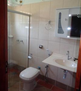 莫科卡Pousada Fazenda Buracão的带淋浴、卫生间和盥洗盆的浴室