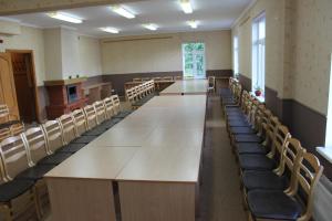 雷泽克内Latvijas Sarkanā Krusta viesnīca的大型会议室,配有长桌子和椅子