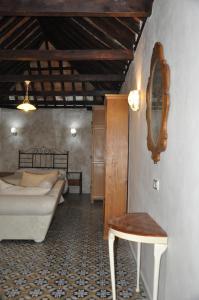 EsteponaCasa de las Remigias的一间卧室配有两张床、一张桌子和一面镜子