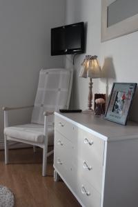 Skivarp斯科瓦普斯加斯特吉瓦尔加德酒店的卧室配有白色梳妆台和椅子