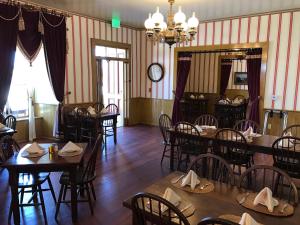 圣地亚哥丽都酒店的一间带桌椅和时钟的用餐室