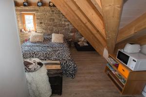 OsenbachLoft "Home, Sauna & Pool"的阁楼间 - 带两张床和微波炉