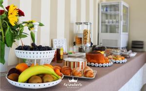 圣萨尔沃Re Umberto Suite的一张桌子,上面有水果篮和糕点