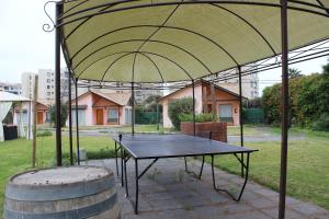拉塞雷纳卡巴纳斯维嘉苏度假屋的帐篷下有桶的乒乓球桌