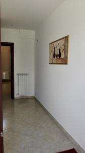梅林Casa Gianni的墙上一副鞋的照片,是一个空房间