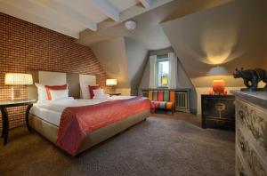 坎彭Hotel Village的一间卧室配有一张特大号床。