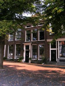 济里克泽De Oude Haven的前面有树的砖砌建筑