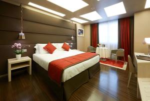 罗马特雷维哈利的酒吧酒店及餐厅的一间卧室配有一张带红色毯子的大床