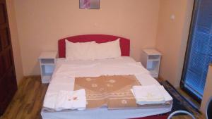 贝拉茨尔克瓦Laguna Guesthouse的一间小卧室,配有一张带两张桌子的床