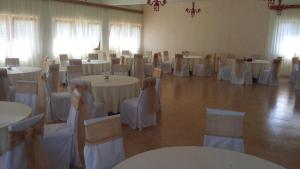 贝拉茨尔克瓦Laguna Guesthouse的一间设有桌椅和白色桌布的房间