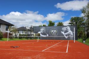 尤斯托尼莫斯基Lukas Studio的网球场一侧的标志