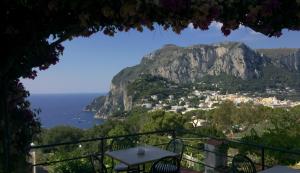 卡普里La Reginella Capri的餐厅享有阿马尔菲海岸(amalfi coast)的景致。
