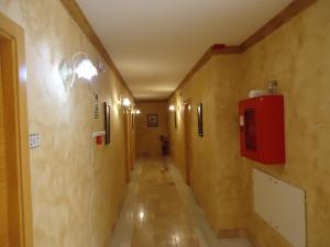 MollinaHotel Antequera Rural Fortes La Nuit的墙上有红色盒子的长走廊