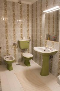 波尔图布尔戈之家度假屋的浴室设有卫生间、水槽和卫生间。