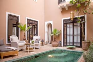 马拉喀什温泉旅馆的一座房子内带游泳池的庭院
