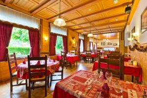 托隆Hôtel Le Bellevue的餐厅配有桌椅和红色桌布