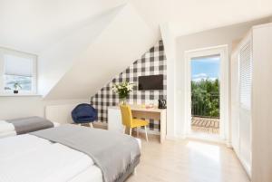 韦巴Villa Milla的一间卧室配有一张床、一张书桌和一个窗户。