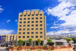 罗曼Hotel Roman by Dumbrava Business Resort的一座酒店大楼,上面有标志