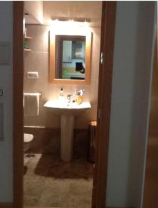 格拉纳达Realejo Star的一间带水槽和镜子的浴室
