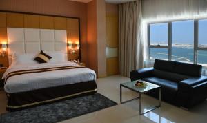 麦纳麦Al Olaya Suites Hotel的酒店客房,配有床和沙发