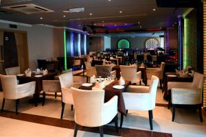 Al Olaya Suites Hotel餐厅或其他用餐的地方