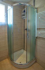 甘达坞伊港Résidence Sayadi - Chatt Meriam - Sousse的浴室内带玻璃淋浴间
