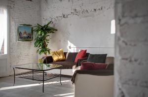 埃布罗河畔莫拉Hostal Agrobotiga 7 de Ribera的带沙发和玻璃桌的客厅