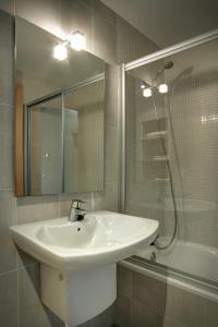 埃布罗河畔莫拉Hostal Agrobotiga 7 de Ribera的一间带水槽、淋浴和镜子的浴室