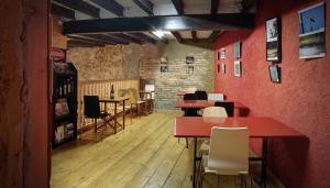 埃布罗河畔莫拉Hostal Agrobotiga 7 de Ribera的餐厅拥有红色的墙壁和桌椅