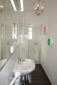 汉堡URBAN STAY Hamburg - Apartments Mitten im Herzen von Ottensen的白色的浴室设有水槽和淋浴。
